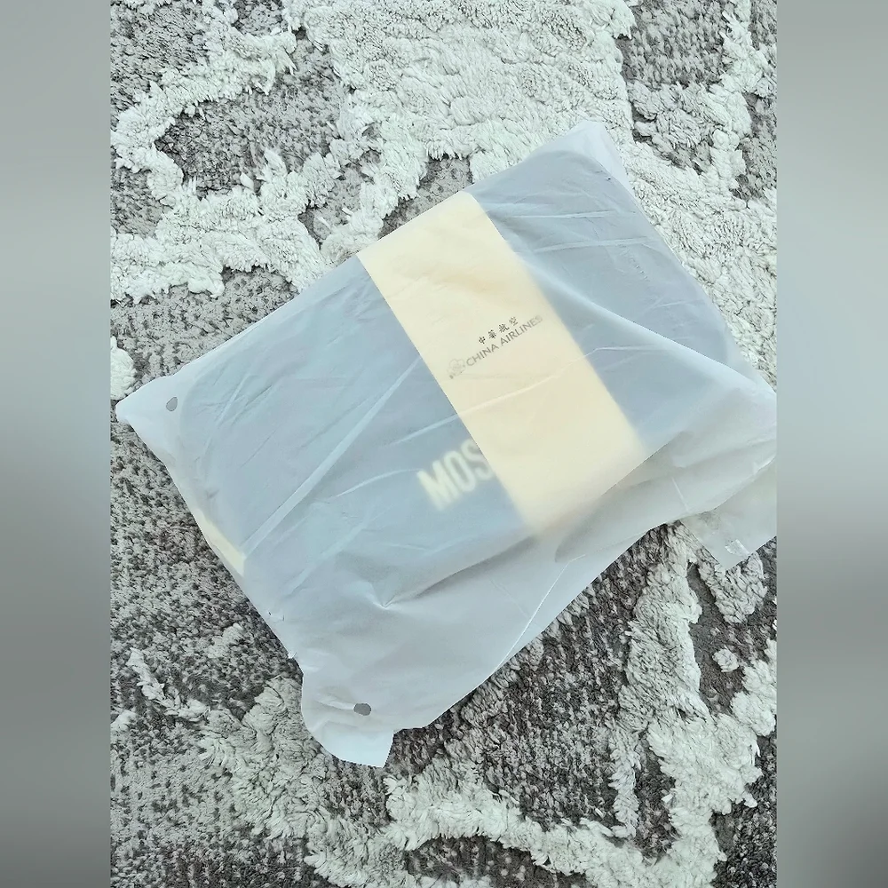 NEW Moschino China Airlines Business Class Amenity Kit Toiletry Bag FRENCH BLUE